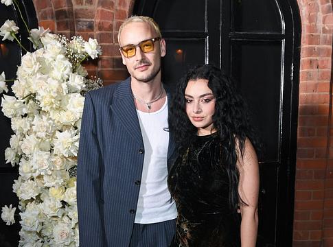 Charli XCX és George Daniel másodszor is kimondták az igent Szicíliában