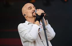 A James zenekar 2026-ban dokumentumfilmmel és nagyszabású arénaturnéval tér vissza