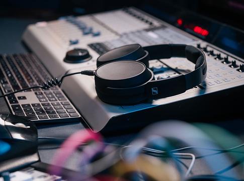 Sennheiser HD 480 PRO: zárt, kényelmes és megbízható munkafülhallgató a mindennapokra