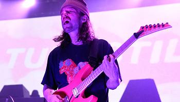 Vádak miatt távozott Brady Ebert a The S.E.T.-ből