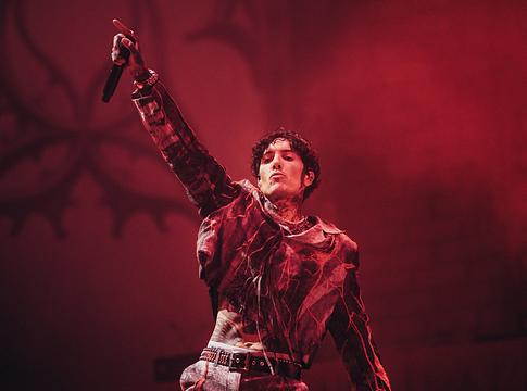 Oli Sykes elmondta, miért hív fel rajongókat a színpadra a Bring Me The Horizon