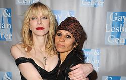Linda Perry kiküldte Billy Corgant a stúdióból, amikor Courtney Love-val dolgozott