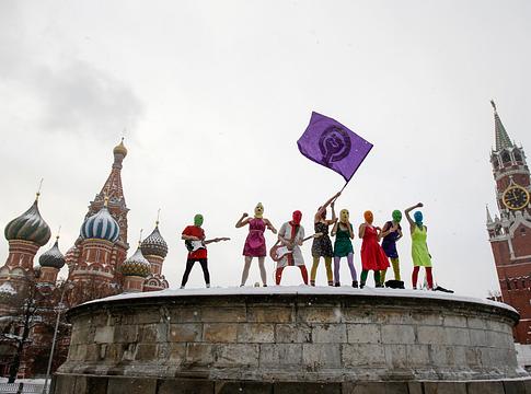 Nadya Tolokonnikova: „Bajt akarok keverni” – itt a Pussy Riot első albuma, a CYKA
