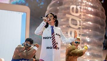 Katy Perry rossz irányba indult crowdsurf közben Máltán