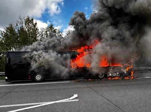 Teljesen kiégett a Techno-Bus az A19-es autópályán