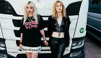 Lambrini Girls és a Music Declares Emergency klímás merch-kollekciót dobott piacra