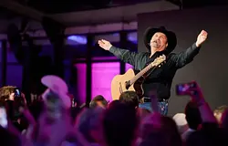 Garth Brooks a National Archives előtt ünnepelt – 200 millió eladott albummal és milliárdos katalóguspletykák mellett