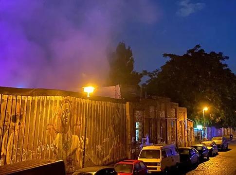Tűz ütött ki a berlini Oxi Club udvarán