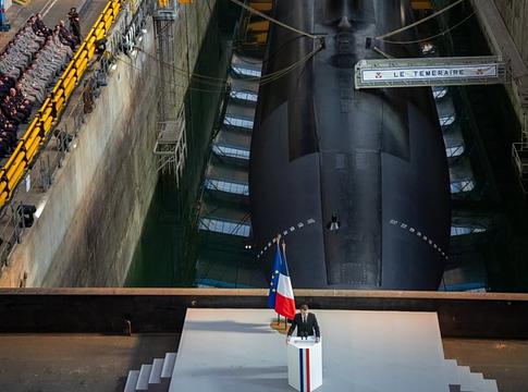 Justice-dallal kísért nukleáris üzenet: Macron posztja vitát indított a közösségi médiában