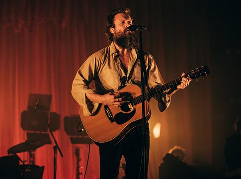 Father John Misty kiadta a barokkos The Payoff-ot, londoni koncerttel pótolja a LIDO-fellépést
