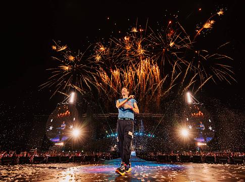 Simon Pegg tamburinnal állt színpadra a Coldplay londoni koncertjén