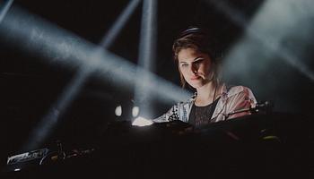 DJ-pult és híradóstúdió között: új szerepben mutatkozik be Helene Reiner