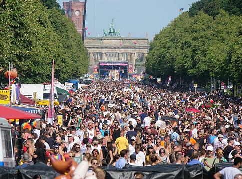 Autó hajtott a tömegbe, félbeszakadt a berlini CSD