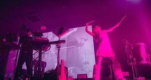 TOMORA magával ragadó energiát vitt a telt házas EartH Hackney-be