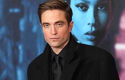 Robert Pattinson elektronikát írt Batman-jelmezben a forgatási szünetekben