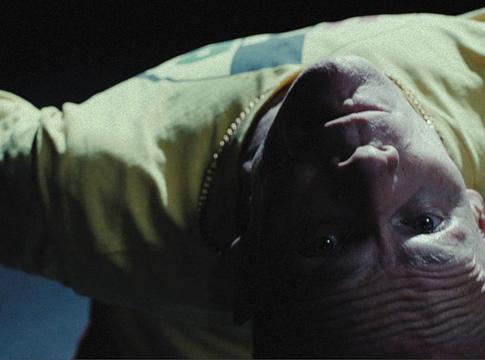 Flea új szólódala, az A Plea erőteljes kiáltvány a megosztottság korában