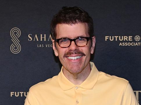 TikTok: moderátori hiba miatt maradhatott tovább élő Perez Hilton önsértő közvetítése