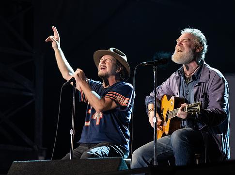 Eddie Vedder az utcán búcsúzott Glen Hansardtól Dublinban