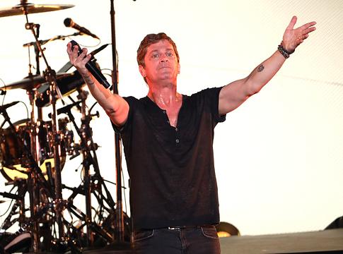 Rob Thomas mikrofonállvánnyal találta fejbe zenésztársát koncert közben