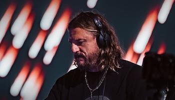 Solomun mozihangulatú koncertfilmben idézi fel londoni Alexandra Palace-debütjét