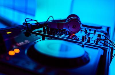 A LIFE LIKE A DJ a pulton túli karriert is játékba teszi
