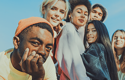 Miért erősíti a párkapcsolatot a közös baráti kör