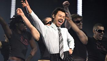 Harry Styles arany Blue Peter-jelvényt kapott