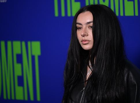 Charli XCX Conversations-estet szervez New Yorkban, miközben „rock” lemezre készül