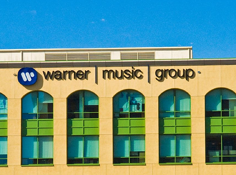 Nagyot ment a Warner Music: megugrott profit, pörgő katalógusvásárlások