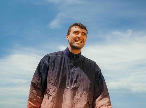 Fred Again.. megható pillanatot élt át: rajongói koronát kapott a chicagói koncertjén