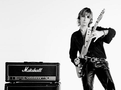 Thomas Raggi bejelentette első szólóalbumát, a ‘Masquerade’-et