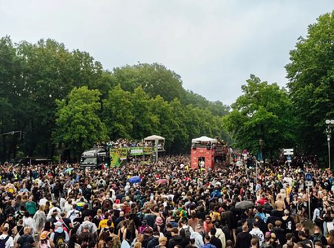 Rave The Planet után: 80 köbméter szemét, 120 BSR-dolgozó és 50 jármű a Cleanup Day-en