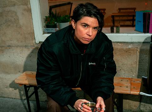 Grand Bleu első EP-je, az Alive megjelent a Labo T.-nál