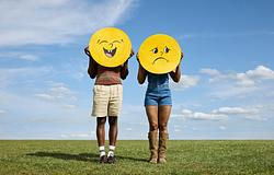 Az agyunk elsőre valódi arcként kezeli az emojikat