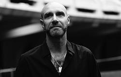 Vitalic húszéves jubileummal ünnepli az „OK Cowboy” örökségét