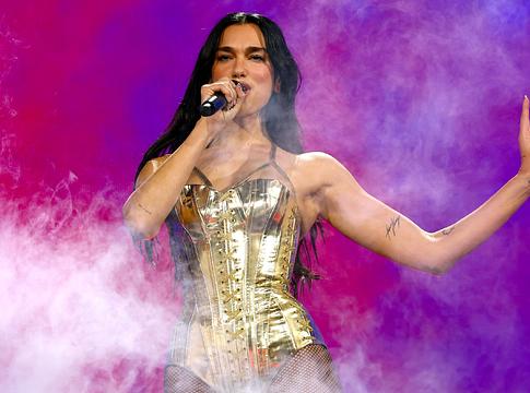 Dua Lipa cáfolta, hogy politikai nézetei miatt vált volna meg ügynökétől