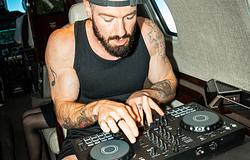 James Hype megépítette a 16 deckes DJ-pultját