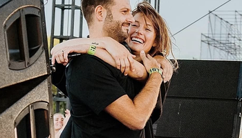 A közös bulizás erősítheti a párkapcsolatot – ezt mutatja egy friss felmérés