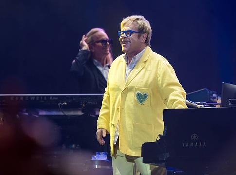 Elton John szerint az AIDS felszámolása történelmi nagysággá tehetné Donald Trumpot