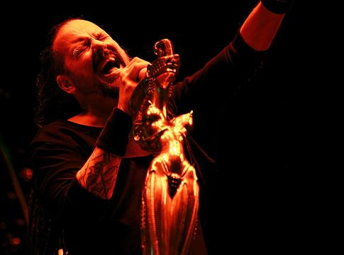 A KoRn először játszotta élőben a Reward The Scars-t: 50 ezren előtt robbant a Sick New Worldön