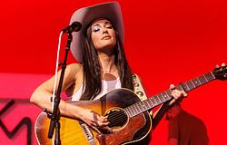 Kacey Musgraves óriás tatu-jelmezben kereste a Middle Of Nowhere-t az áruházakban