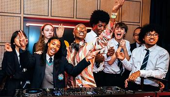 DJ Paulette a manchesteri diákokért indította el a Manchester Legends programot