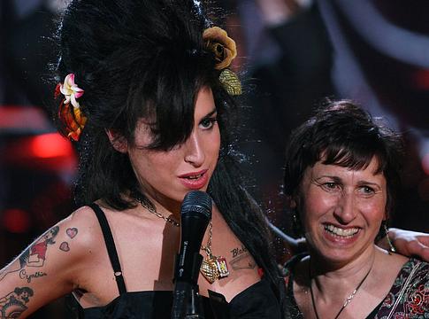 Amy Winehouse-ra emlékezett édesanyja halálának 15. évfordulóján