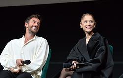 Jonathan Bailey és Ariana Grande főszereplésével tér vissza a Sunday in the Park with George