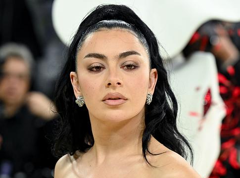 Charli XCX a Rock Music körüli visszhangról: „tényleg nagyon érdekes”