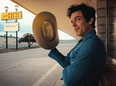 Brandon Flowers countryra váltott új dalán