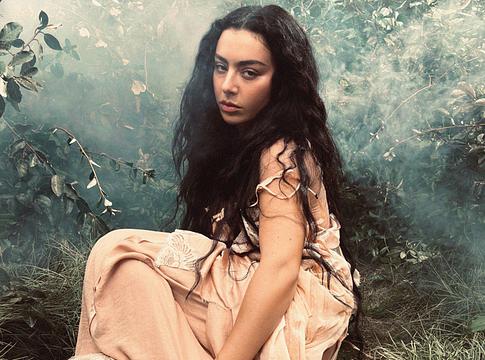 Charli XCX sötét hangulatú kislemezzel vezeti fel az Üvöltő szelek filmzenéjét