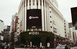 Újra beperelték a Spotifyt streamingcsalás miatt