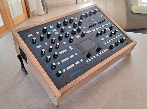 SYNTHR10 – kézzel épített francia analóg szintetizátor a Prophet örökség nyomán