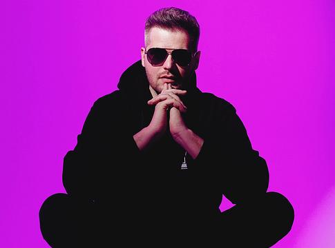 Napi 106 ezer új dal között épít előadókat Vlad Romanov